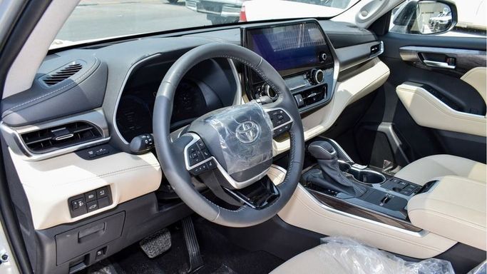 New Toyota Highlander IV (U70), 2.5 l, 2024 in Dubai by Najem Motors, Silver color. GCC Specs | AUTO.AE