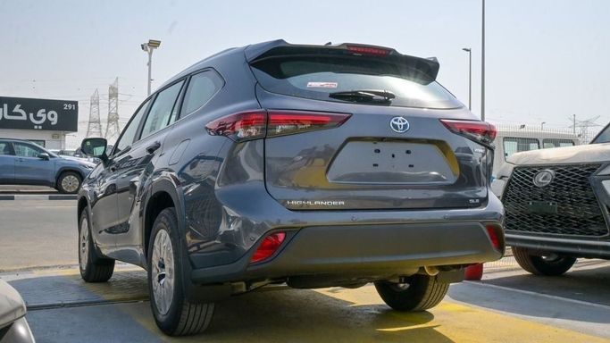 New Toyota Highlander IV (U70), 2.5 l, 2024 in Dubai by Najem Motors, Grey color. GCC Specs | AUTO.AE