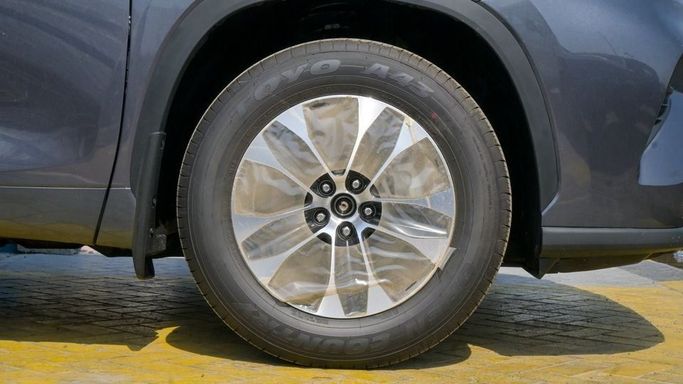 New Toyota Highlander IV (U70), 2.5 l, 2024 in Dubai by Najem Motors, Grey color. GCC Specs | AUTO.AE