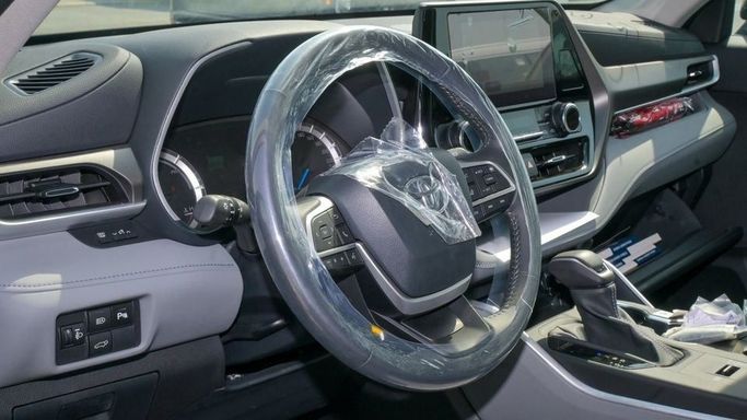 New Toyota Highlander IV (U70), 2.5 l, 2024 in Dubai by Najem Motors, Grey color. GCC Specs | AUTO.AE