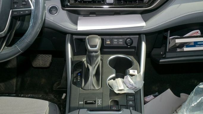 New Toyota Highlander IV (U70), 2.5 l, 2024 in Dubai by Najem Motors, Grey color. GCC Specs | AUTO.AE