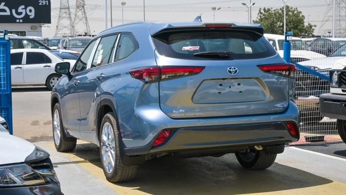 New Toyota Highlander IV (U70), 2.5 l, 2023 in Dubai by Najem Motors, Grey color. GCC Specs | AUTO.AE