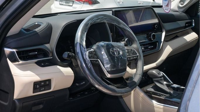 New Toyota Highlander IV (U70), 2.5 l, 2023 in Dubai by Najem Motors, Grey color. GCC Specs | AUTO.AE