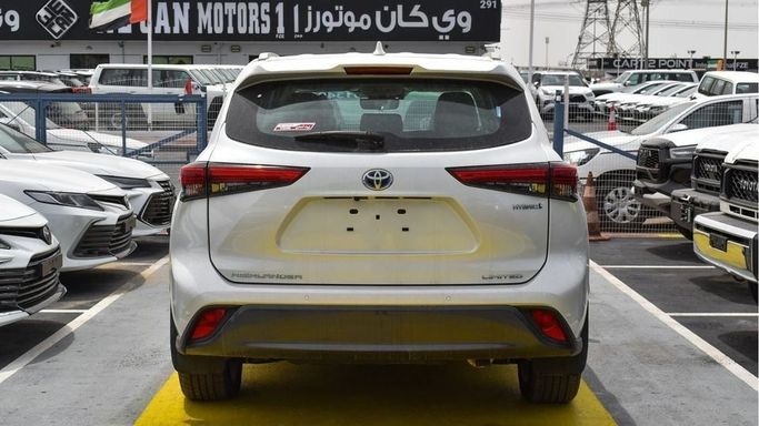 New Toyota Highlander IV (U70), 2.5 l, 2024 in Dubai by Najem Motors, White color. GCC Specs | AUTO.AE