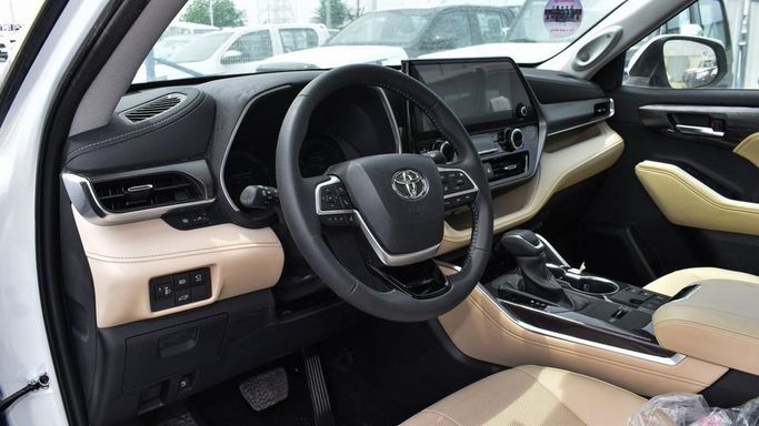 New Toyota Highlander IV (U70), 2.5 l, 2024 in Dubai by Najem Motors, White color. GCC Specs | AUTO.AE