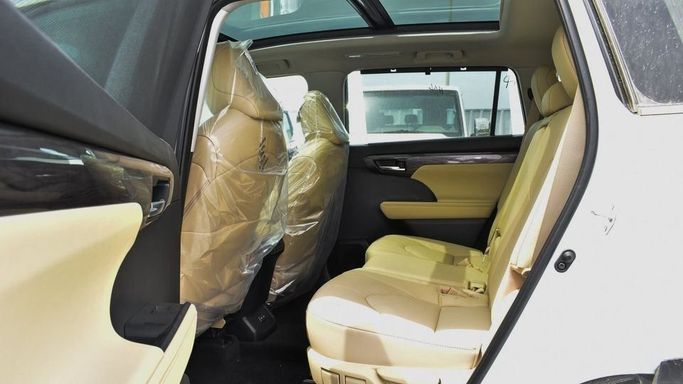 New Toyota Highlander IV (U70), 2.5 l, 2024 in Dubai by Najem Motors, White color. GCC Specs | AUTO.AE
