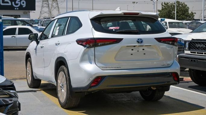 New Toyota Highlander IV (U70), 2.5 l, 2024 in Dubai by Najem Motors, White color. GCC Specs | AUTO.AE