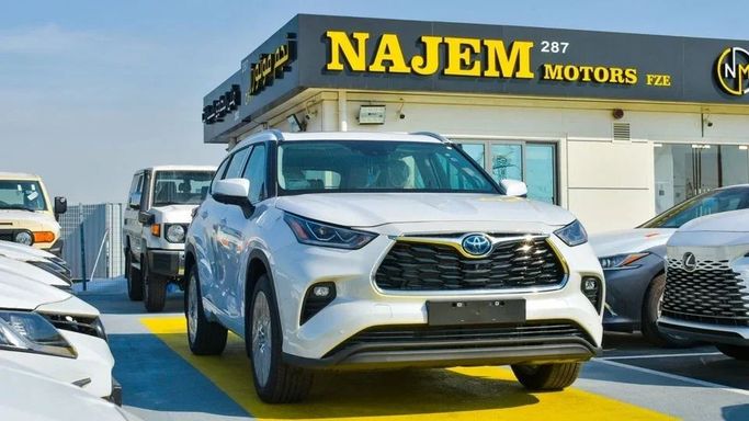 New Toyota Highlander IV (U70), 2.5 l, 2023 in Dubai by Najem Motors, White color. GCC Specs | AUTO.AE