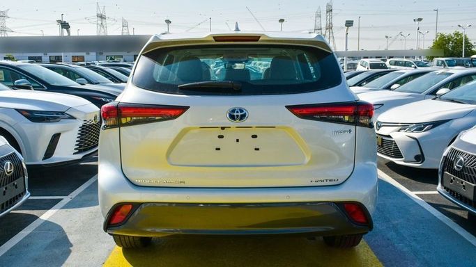 New Toyota Highlander IV (U70), 2.5 l, 2023 in Dubai by Najem Motors, White color. GCC Specs | AUTO.AE