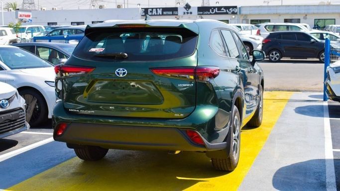 New Toyota Highlander IV (U70), 2.4 l, 2023 in Dubai by Najem Motors, Green color. GCC Specs | AUTO.AE