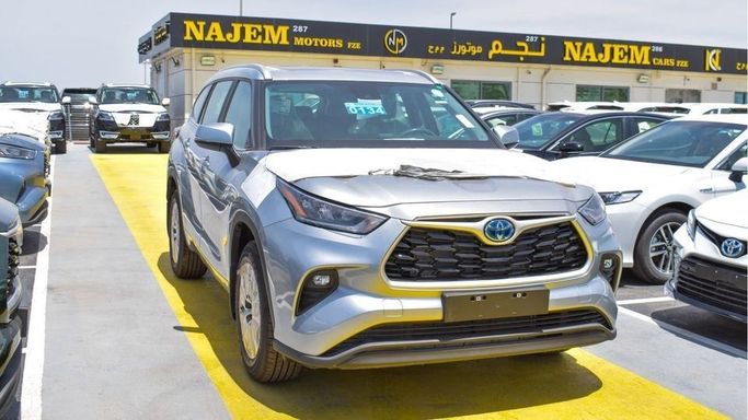 New Toyota Highlander IV (U70), 2.5 l, 2023 in Dubai by Najem Motors, Silver color. GCC Specs | AUTO.AE