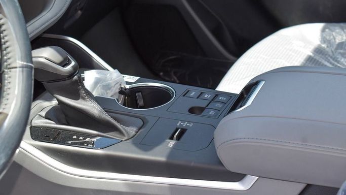 New Toyota Highlander IV (U70), 2.5 l, 2023 in Dubai by Najem Motors, Silver color. GCC Specs | AUTO.AE