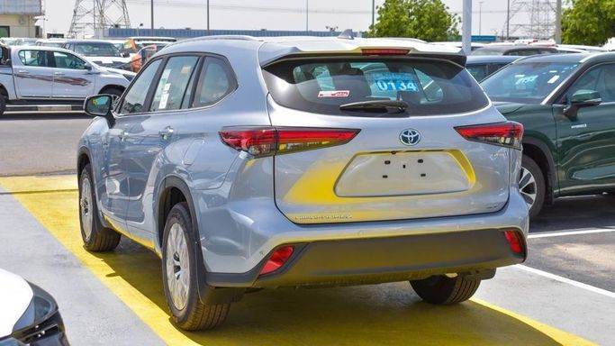 New Toyota Highlander IV (U70), 2.5 l, 2023 in Dubai by Najem Motors, Silver color. GCC Specs | AUTO.AE