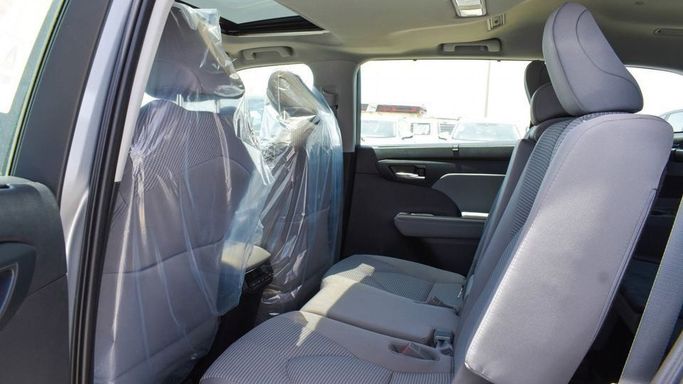 New Toyota Highlander IV (U70), 2.5 l, 2023 in Dubai by Najem Motors, Silver color. GCC Specs | AUTO.AE