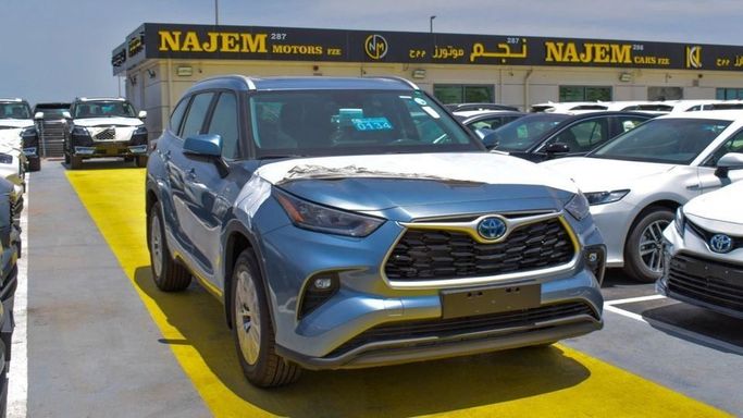 New Toyota Highlander IV (U70), 2.5 l, 2023 in Dubai by Najem Motors, Silver color. GCC Specs | AUTO.AE
