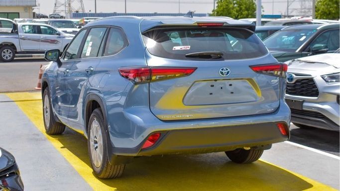 New Toyota Highlander IV (U70), 2.5 l, 2023 in Dubai by Najem Motors, Silver color. GCC Specs | AUTO.AE