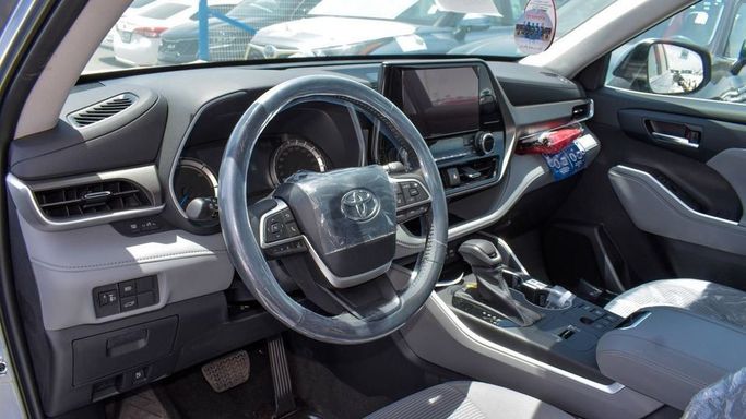 New Toyota Highlander IV (U70), 2.5 l, 2023 in Dubai by Najem Motors, Silver color. GCC Specs | AUTO.AE