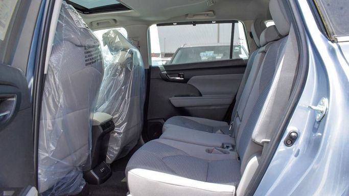 New Toyota Highlander IV (U70), 2.5 l, 2023 in Dubai by Najem Motors, Silver color. GCC Specs | AUTO.AE
