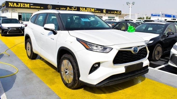 New Toyota Highlander IV (U70), 2.5 l, 2023 in Dubai by Najem Motors, White color. GCC Specs | AUTO.AE