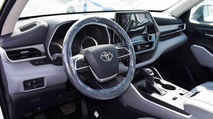 New Toyota Highlander IV (U70), 2.5 l, 2023 in Dubai by Najem Motors, White color. GCC Specs | AUTO.AE