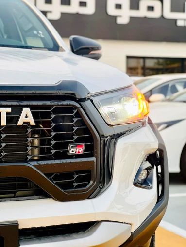 New Toyota Hilux VIII Facelift, 4.0 l, 2025 in Dubai by ANDIAMO MOTORS FZE, White color. GCC Specs | AUTO.AE