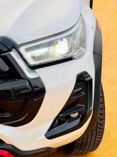 Новый Toyota Hilux VIII Рестайлинг, 4.0 л, 2025 в Дубае от ANDIAMO MOTORS FZE Белый цвет. GCC | AUTO.AE