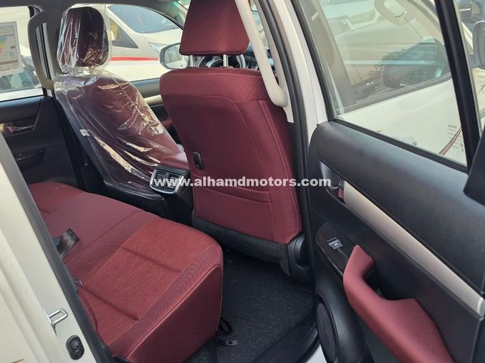 Новый Toyota Hilux VIII Рестайлинг 2, 2.7 л, 2025 в Дубае от Alhamd Motors Белый цвет. Other | AUTO.AE