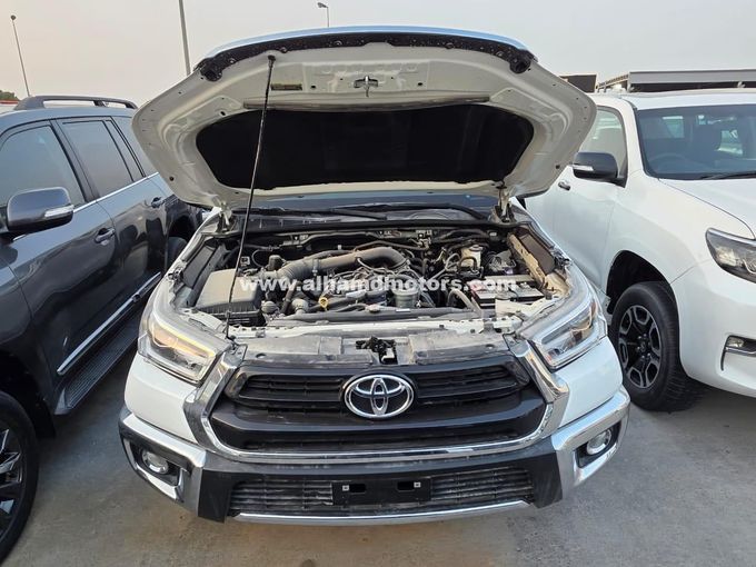 Новый Toyota Hilux VIII Рестайлинг 2, 2.7 л, 2025 в Дубае от Alhamd Motors Белый цвет. Other | AUTO.AE