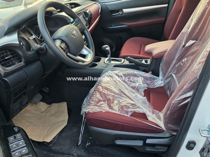 Новый Toyota Hilux VIII Рестайлинг 2, 2.7 л, 2025 в Дубае от Alhamd Motors Белый цвет. Other | AUTO.AE