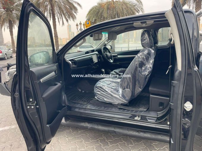 Подержанный Toyota Hilux Extra Cab VIII Рестайлинг, 2.8 л, 2024 в Дубае от Alhamd Motors Черный цвет. Other | AUTO.AE