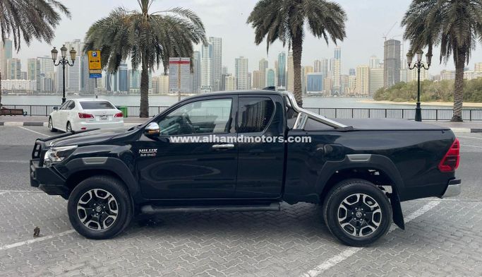 Подержанный Toyota Hilux Extra Cab VIII Рестайлинг, 2.8 л, 2024 в Дубае от Alhamd Motors Черный цвет. Other | AUTO.AE