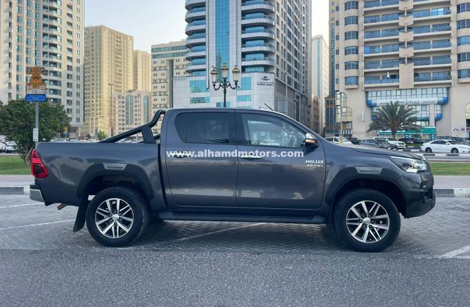 Подержанный Toyota Hilux VIII, 2.8 л, 2016 в Дубае от Alhamd Motors Серый цвет. Other | AUTO.AE