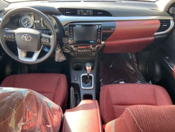 New Toyota Hilux VIII Facelift, 2.7 l, 2023 in Dubai by Mohamed Hakim Motors, Silver color. GCC Specs | AUTO.AE