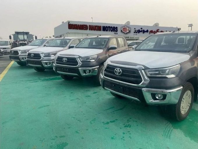 New Toyota Hilux VIII Facelift, 2.7 l, 2025 in Dubai by Mohamed Hakim Motors, Silver color. GCC Specs | AUTO.AE
