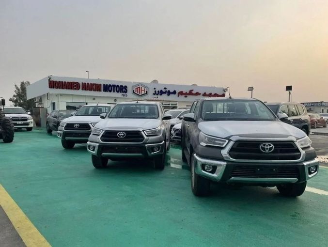New Toyota Hilux VIII Facelift, 2.7 l, 2025 in Dubai by Mohamed Hakim Motors, Silver color. GCC Specs | AUTO.AE