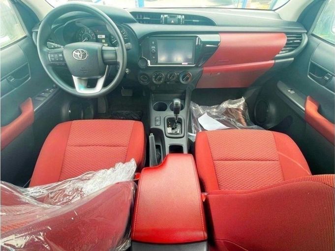 New Toyota Hilux VIII Facelift, 2.7 l, 2024 in Dubai by Mohamed Hakim Motors, White color. GCC Specs | AUTO.AE