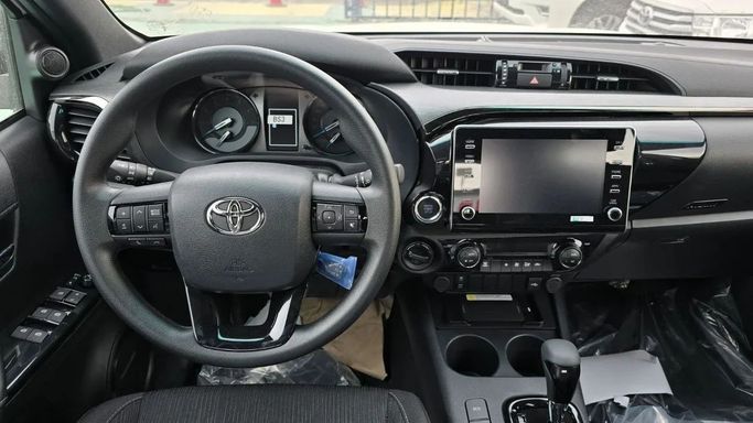 New Toyota Hilux VIII Facelift, 4.0 l, 2025 in Dubai by Mohamed Hakim Motors, White color. GCC Specs | AUTO.AE