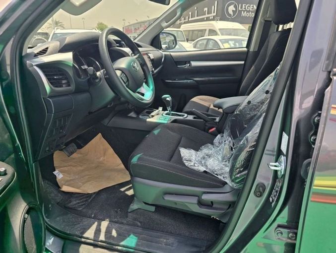 Новый Toyota Hilux VIII Рестайлинг, 2.4 л, 2025 в Дубае от Mohamed Hakim Motors Серебристый цвет. Other | AUTO.AE