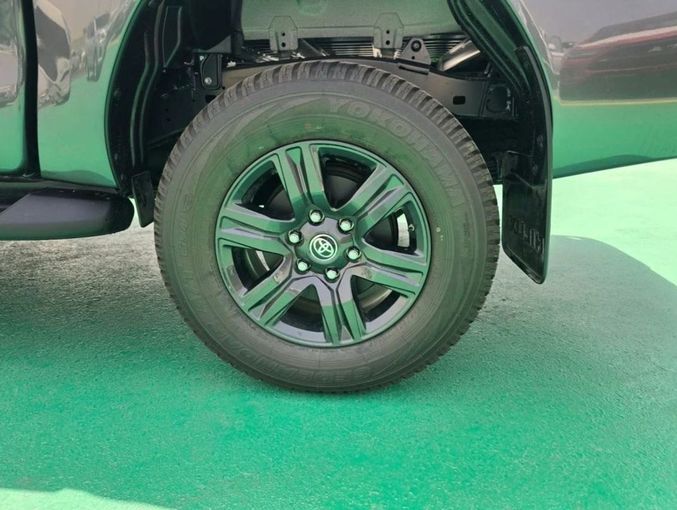 Новый Toyota Hilux VIII Рестайлинг, 2.4 л, 2025 в Дубае от Mohamed Hakim Motors Серебристый цвет. Other | AUTO.AE