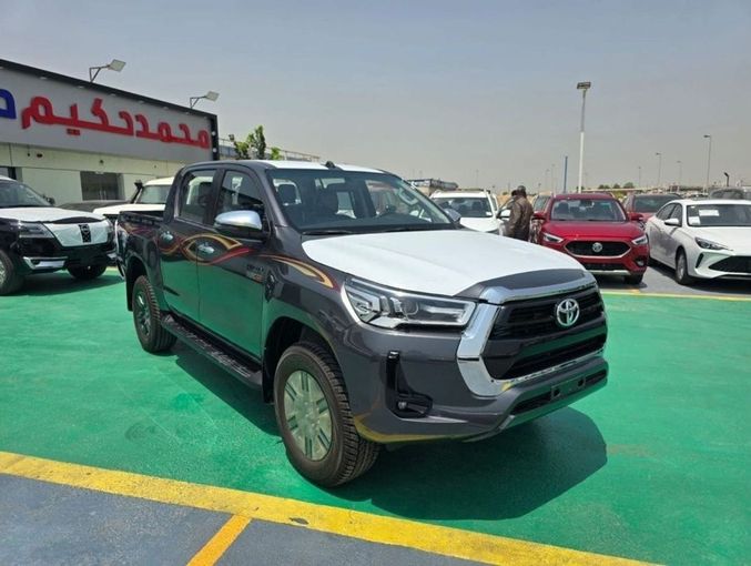Новый Toyota Hilux VIII Рестайлинг, 2.4 л, 2025 в Дубае от Mohamed Hakim Motors Серебристый цвет. Other | AUTO.AE