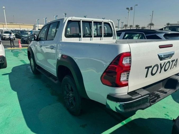 New Toyota Hilux VIII Facelift, 4.0 l, 2025 in Dubai by Mohamed Hakim Motors, White color. GCC Specs | AUTO.AE