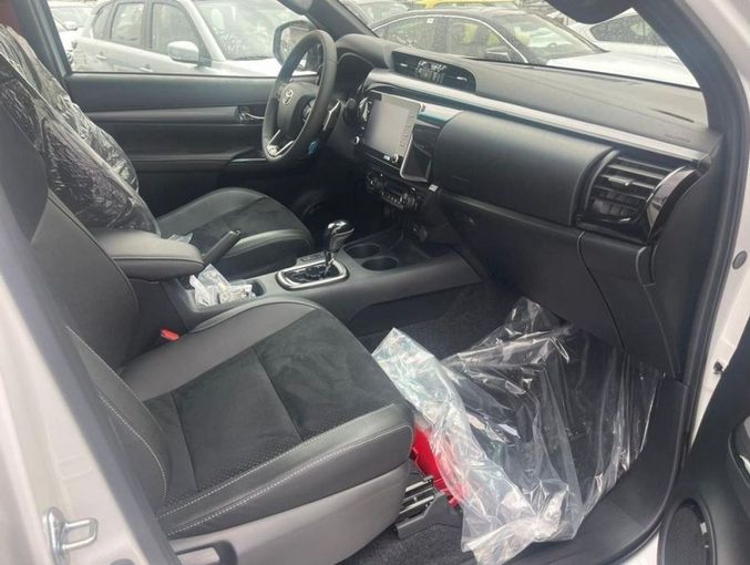 New Toyota Hilux VIII Facelift, 4.0 l, 2024 in Dubai by Mohamed Hakim Motors, White color. GCC Specs | AUTO.AE