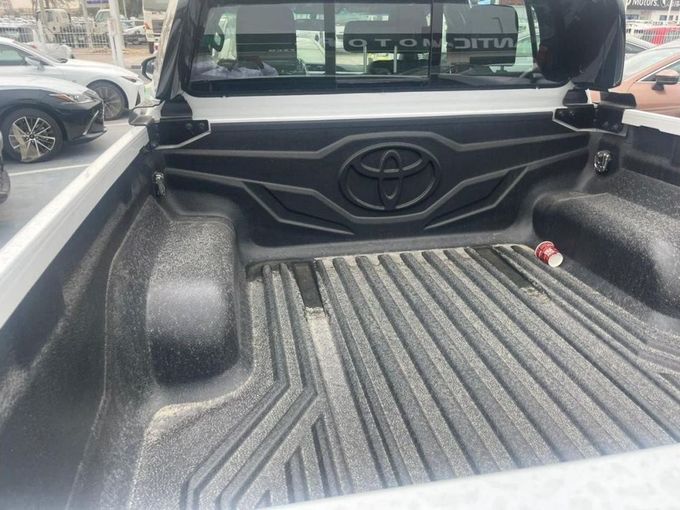 New Toyota Hilux VIII Facelift, 4.0 l, 2024 in Dubai by Mohamed Hakim Motors, White color. GCC Specs | AUTO.AE