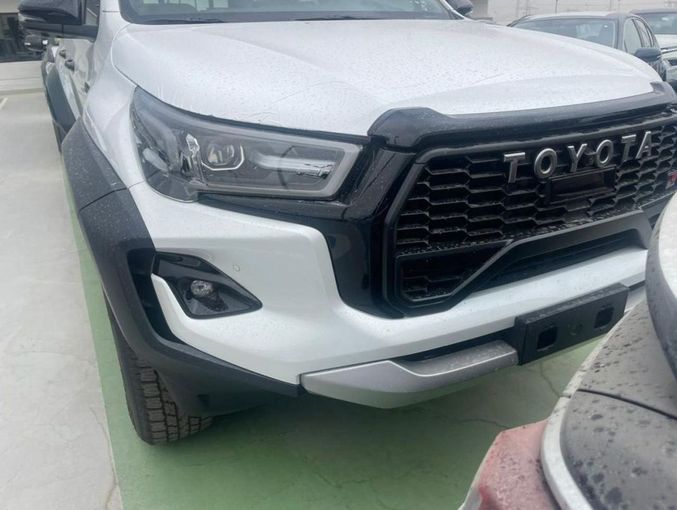New Toyota Hilux VIII Facelift, 4.0 l, 2024 in Dubai by Mohamed Hakim Motors, White color. GCC Specs | AUTO.AE