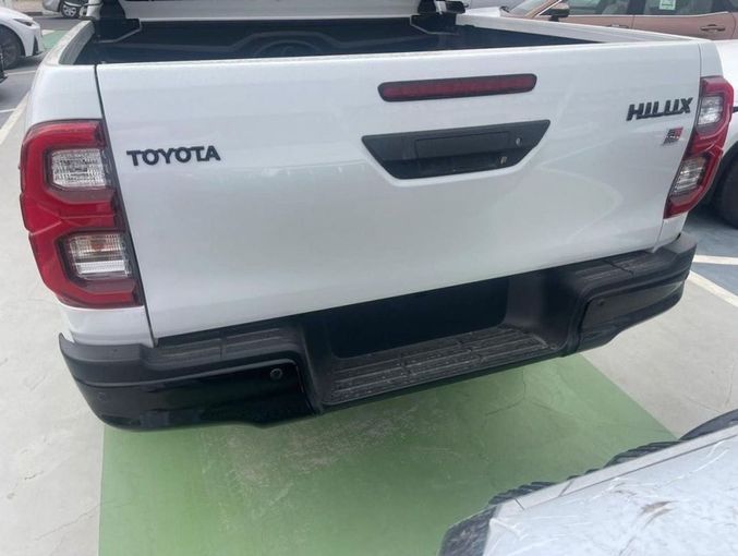New Toyota Hilux VIII Facelift, 4.0 l, 2024 in Dubai by Mohamed Hakim Motors, White color. GCC Specs | AUTO.AE