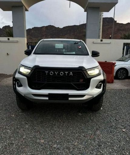 New Toyota Hilux VIII Facelift, 4.0 l, 2024 in Dubai by Mohamed Hakim Motors, White color. GCC Specs | AUTO.AE