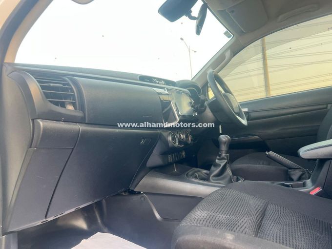 Подержанный Toyota Hilux Extra Cab VIII Рестайлинг, 2.8 л, 2023 в Дубае от Alhamd Motors Белый цвет. Other | AUTO.AE