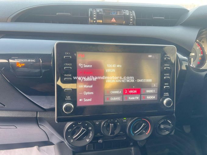 Подержанный Toyota Hilux Extra Cab VIII Рестайлинг, 2.8 л, 2023 в Дубае от Alhamd Motors Белый цвет. Other | AUTO.AE