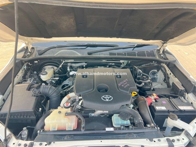 Подержанный Toyota Hilux Extra Cab VIII Рестайлинг, 2.8 л, 2023 в Дубае от Alhamd Motors Белый цвет. Other | AUTO.AE