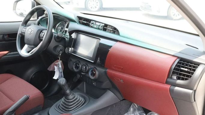 Новый Toyota Hilux Extra Cab VIII Рестайлинг, 2.4 л, 2021 в Дубае от Mohamed Hakim Motors Белый цвет. GCC | AUTO.AE
